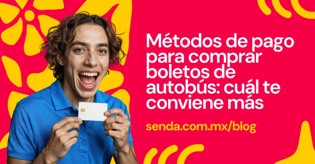 Hombre joven alegre sosteniendo una tarjeta de crédito en sus manos con una sonrisa